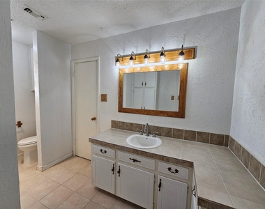 1109 W Redbud Drive - Photo Thumbnail 14