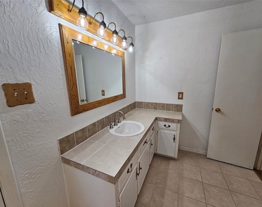 1109 W Redbud Drive - Photo Thumbnail 13
