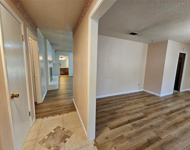 1109 W Redbud Drive - Photo Thumbnail 2