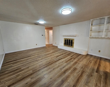 1109 W Redbud Drive - Photo Thumbnail 9