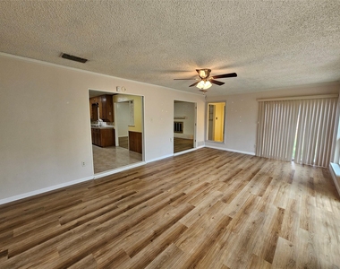 1109 W Redbud Drive - Photo Thumbnail 8