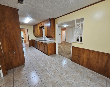 1109 W Redbud Drive - Photo Thumbnail 7