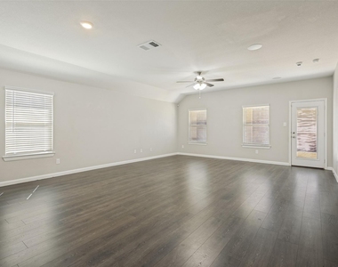 707 Range Drive - Photo Thumbnail 3