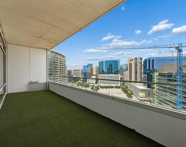 2430 Victory Park Lane - Photo Thumbnail 22