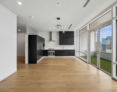 2430 Victory Park Lane - Photo Thumbnail 3