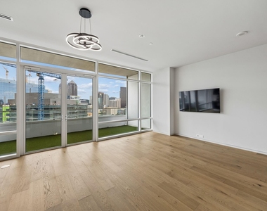 2430 Victory Park Lane - Photo Thumbnail 6