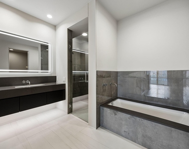 2430 Victory Park Lane - Photo Thumbnail 14