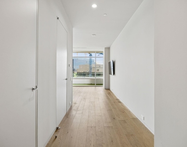 2430 Victory Park Lane - Photo Thumbnail 2