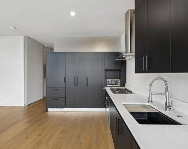 2430 Victory Park Lane - Photo Thumbnail 10