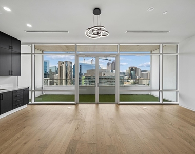 2430 Victory Park Lane - Photo Thumbnail 17
