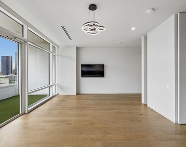 2430 Victory Park Lane - Photo Thumbnail 5