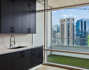 2430 Victory Park Lane - Photo Thumbnail 11