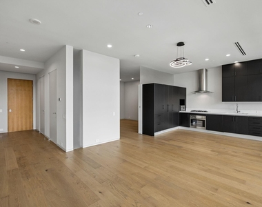 2430 Victory Park Lane - Photo Thumbnail 4