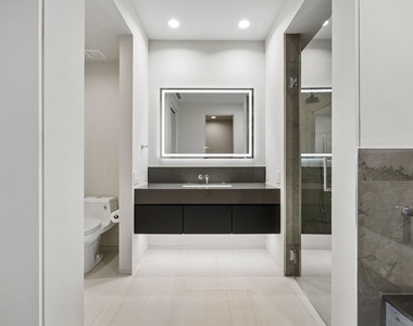 2430 Victory Park Lane - Photo Thumbnail 15