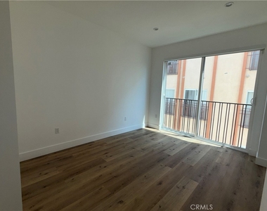 5042 Laurel Canyon Boulevard - Photo Thumbnail 14