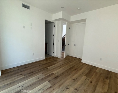 5042 Laurel Canyon Boulevard - Photo Thumbnail 13