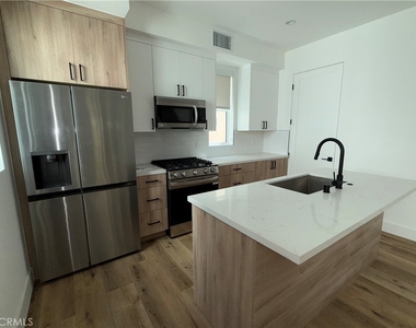 5042 Laurel Canyon Boulevard - Photo Thumbnail 4