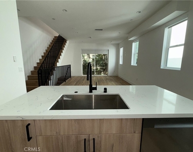 5042 Laurel Canyon Boulevard - Photo Thumbnail 5