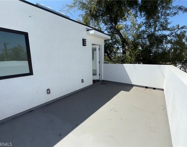 5042 Laurel Canyon Boulevard - Photo Thumbnail 21