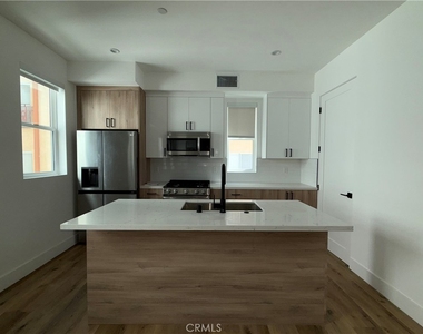 5042 Laurel Canyon Boulevard - Photo Thumbnail 3