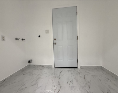 17845 Victory Blvd. - Photo Thumbnail 5