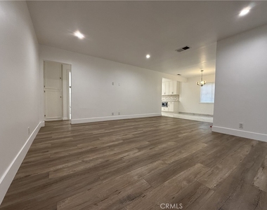 17845 Victory Blvd. - Photo Thumbnail 9