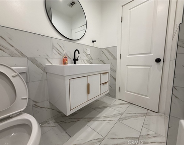 17845 Victory Blvd. - Photo Thumbnail 19