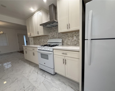 17845 Victory Blvd. - Photo Thumbnail 3