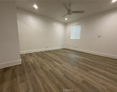 17845 Victory Blvd. - Photo Thumbnail 14