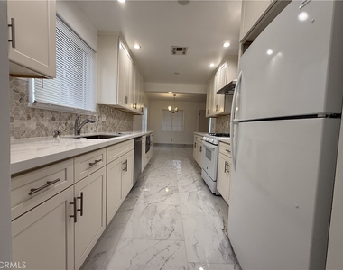 17845 Victory Blvd. - Photo Thumbnail 4