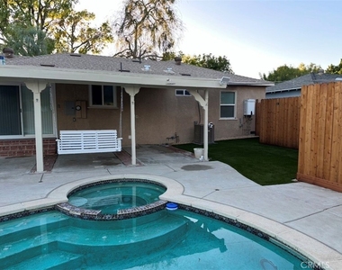 8448 Aura Avenue - Photo Thumbnail 4
