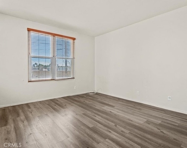 313 E Oak Avenue - Photo Thumbnail 4