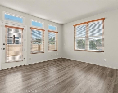 313 E Oak Avenue - Photo Thumbnail 3