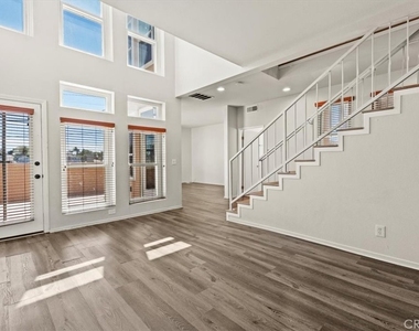 313 E Oak Avenue - Photo Thumbnail 5