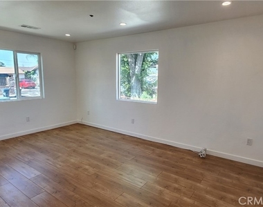 2333 Evergreen Street - Photo Thumbnail 3