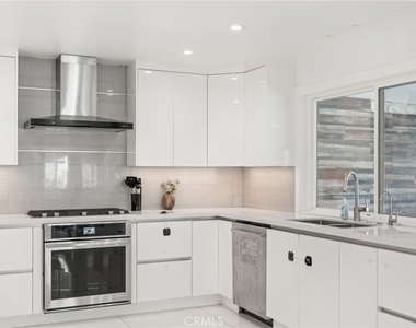 4630 Cedros Avenue - Photo Thumbnail 15
