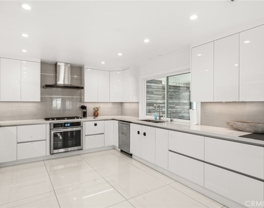 4630 Cedros Avenue - Photo Thumbnail 14