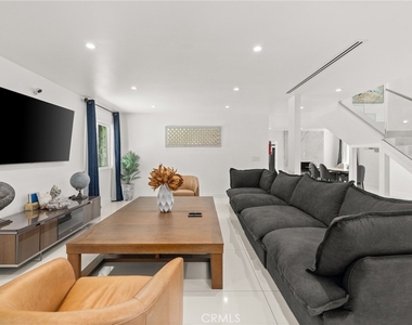 4630 Cedros Avenue - Photo Thumbnail 4