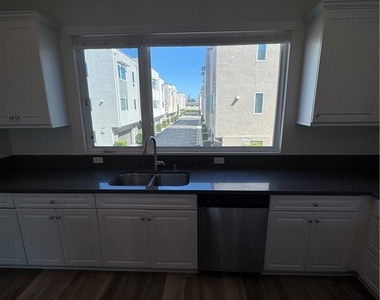 10742 Paramount - Photo Thumbnail 13