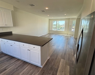 10742 Paramount - Photo Thumbnail 26