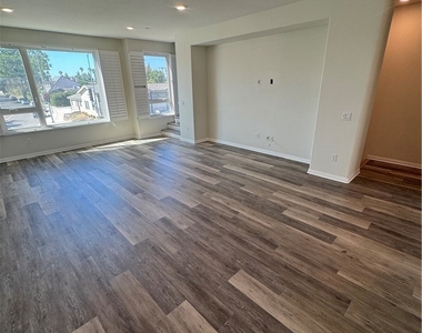 10742 Paramount - Photo Thumbnail 17