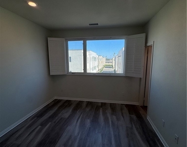 10742 Paramount - Photo Thumbnail 23