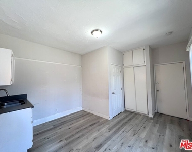 156 W 32nd Street - Photo Thumbnail 3