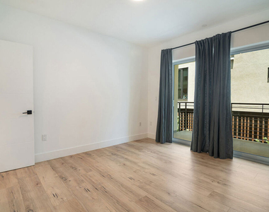 1236 N Fairfax Avenue - Photo Thumbnail 19