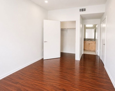 12132 Hart Street - Photo Thumbnail 10
