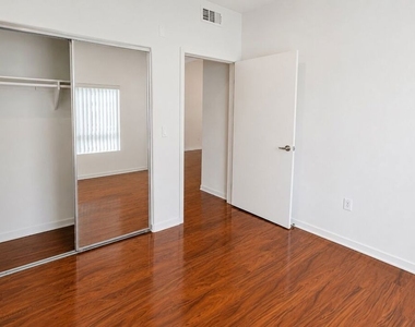 12132 Hart Street - Photo Thumbnail 17