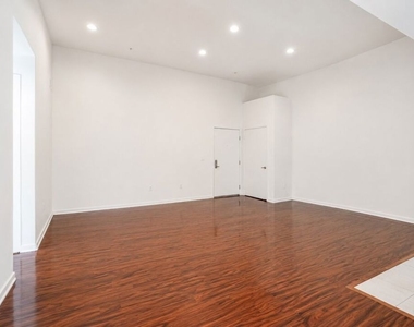 12132 Hart Street - Photo Thumbnail 6