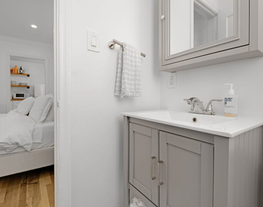 407 Shirley Place - Photo Thumbnail 10