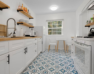 407 Shirley Place - Photo Thumbnail 6