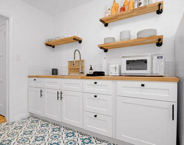 407 Shirley Place - Photo Thumbnail 7